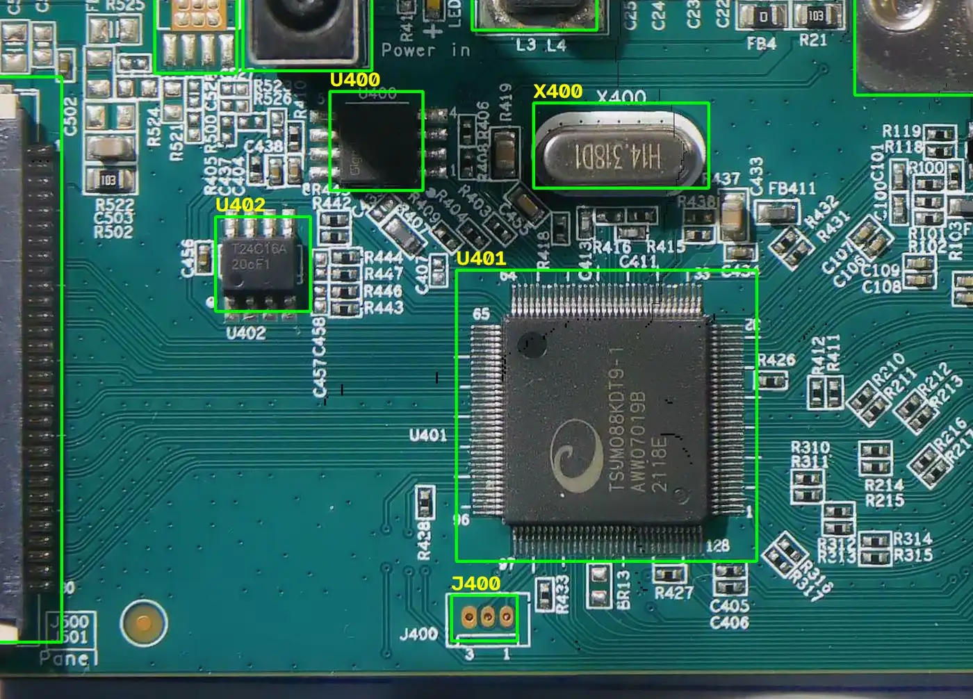 Carte de moniteur relevée au microscope, chaque composant encadré et étiqueté de son désignateur.